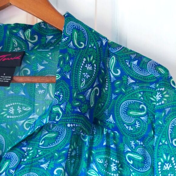 Plus Size+ Torrid Sheer Paisley Blouse with Collar & Shirring on bottom Sz 1X - Picture 3 of 8
